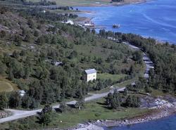 I forgrunnen huset til Gudrun og Edmund Solheim på gården So