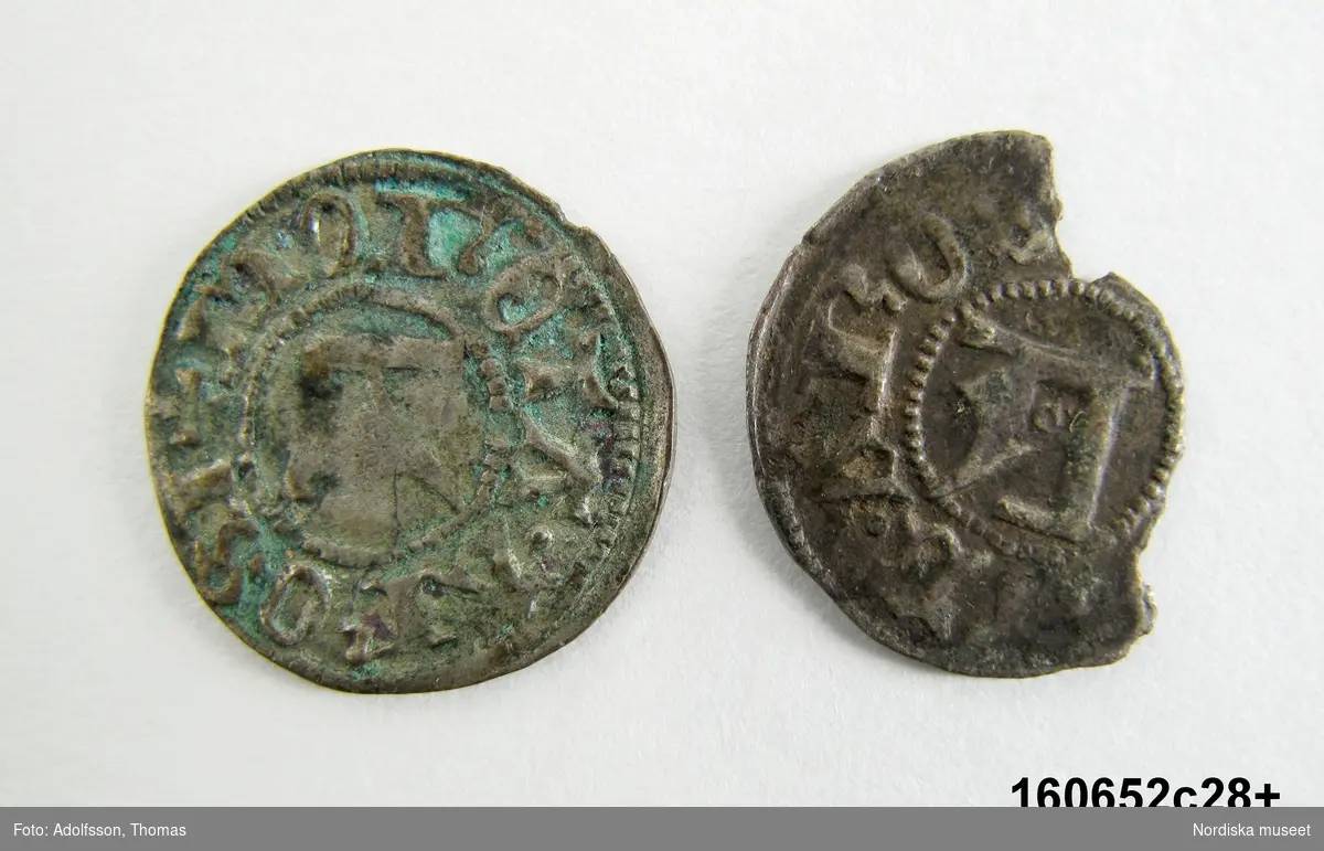 Två likadan mynt, det ena fragmentariskt.