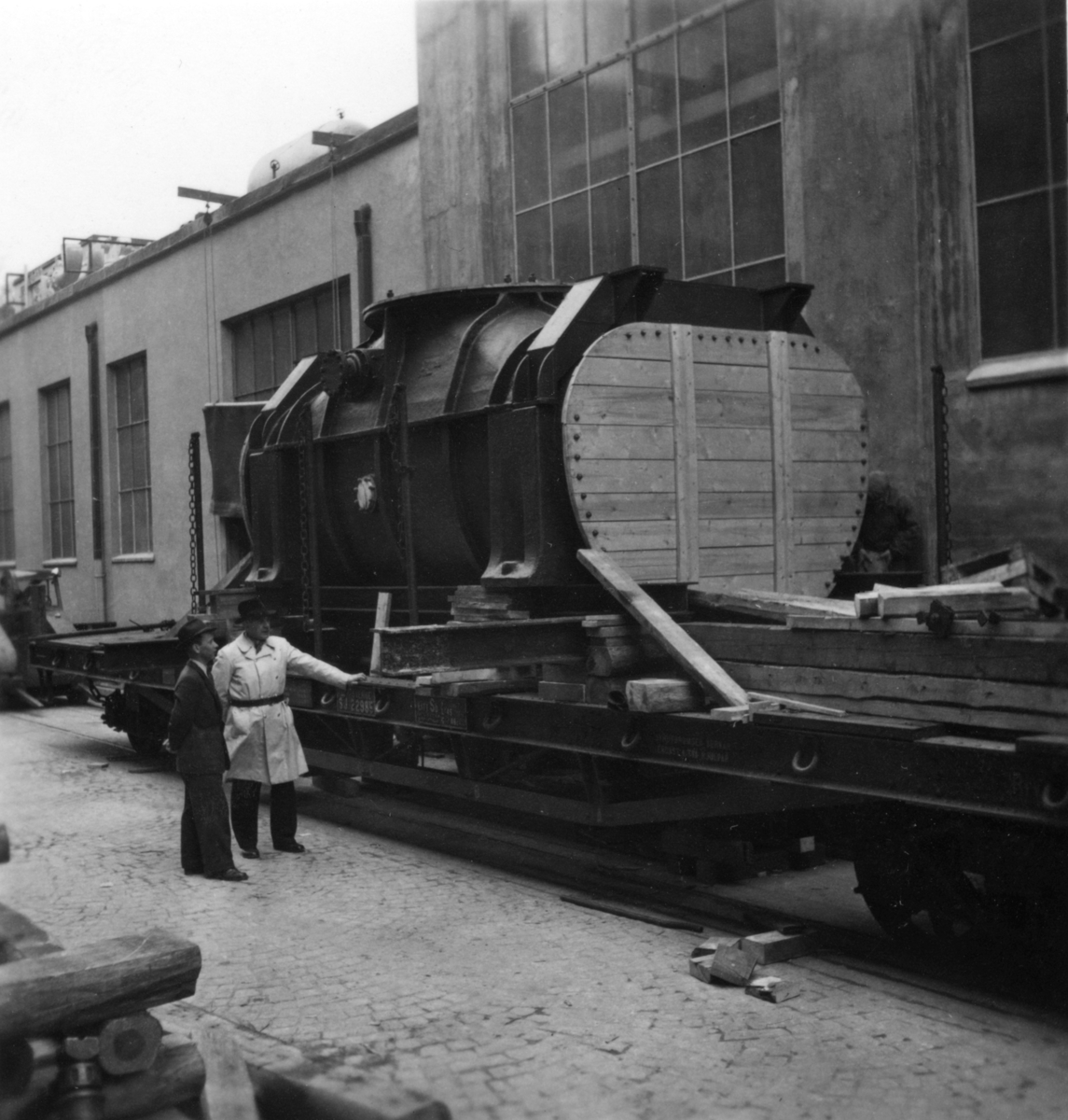 Två män arbetar med montering av STAL-turbinen på Papyrus, 25/4-1951.