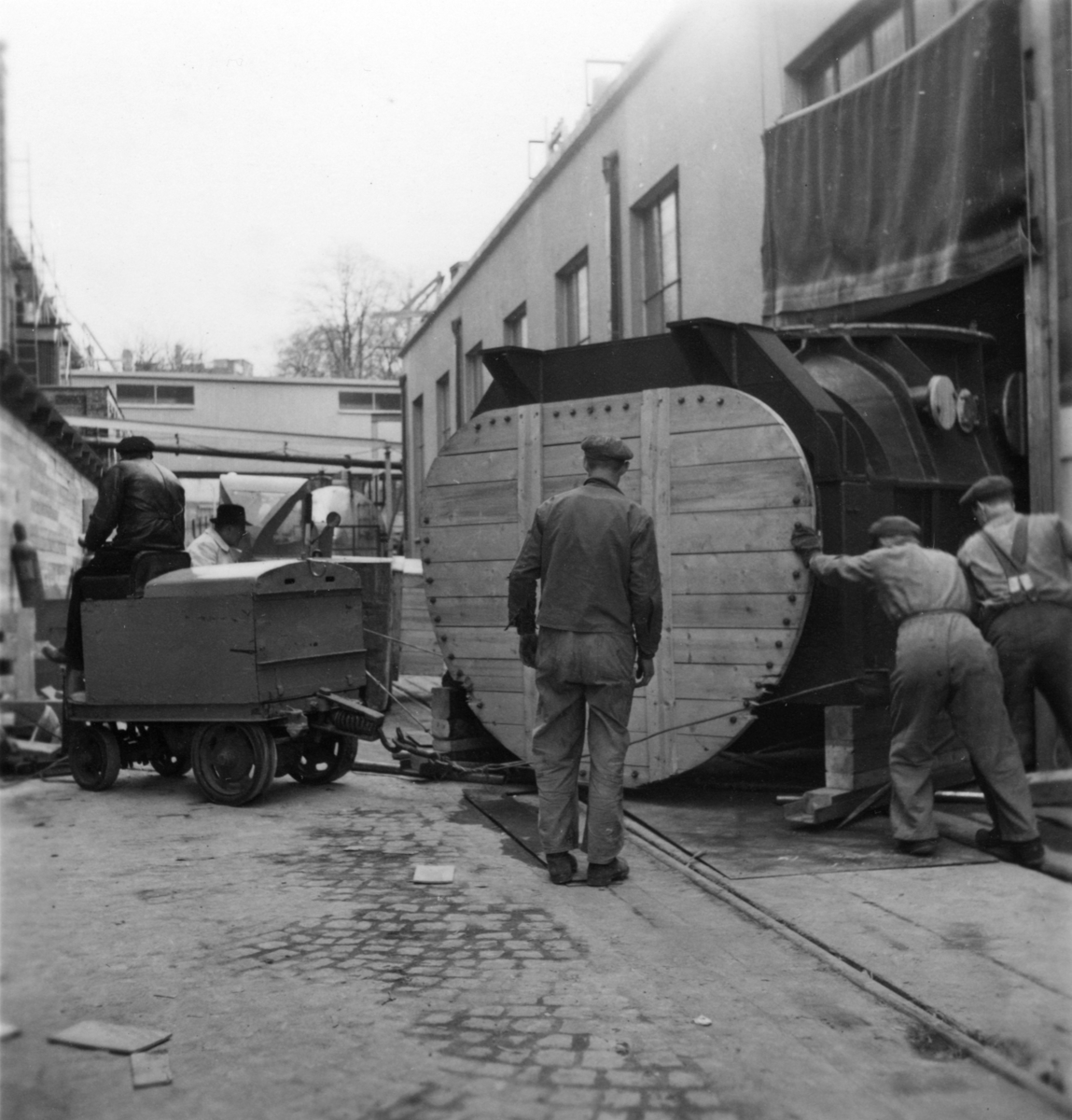 Fem män arbetar med montering av STAL-turbinen på Papyrus, 25/4-1951.
Fr.v John Brandberg, Okänd, Okänd, Okänd, Okänd, Okänd.