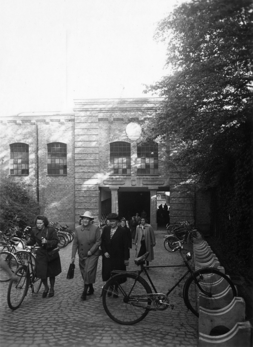 Porten vid Trädgårdsgatan. Till höger Elin Thorsson.