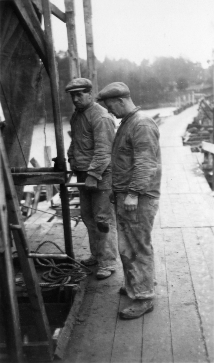 Ätrafors kraftverk. Ombyggnad av dammen år 1951-1952.
Två okända män.