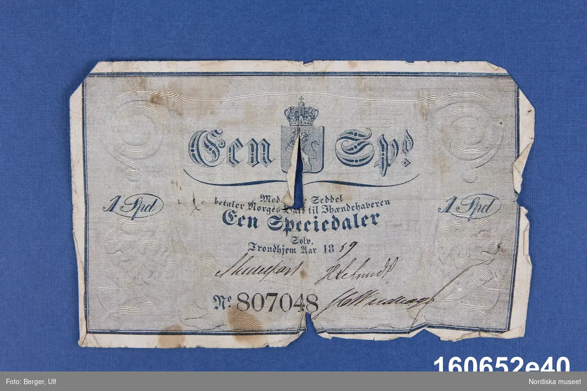 Norges bank, 1 speciedaler. Daterad 1859, nr 807048. Handskrift med bläck även på baksidan.