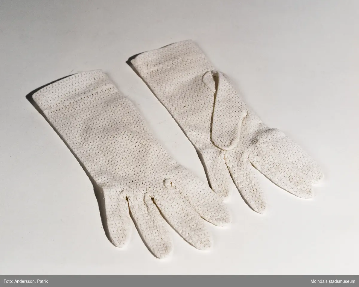 Ett par tunna vita handskar, använda vid konfirmation.