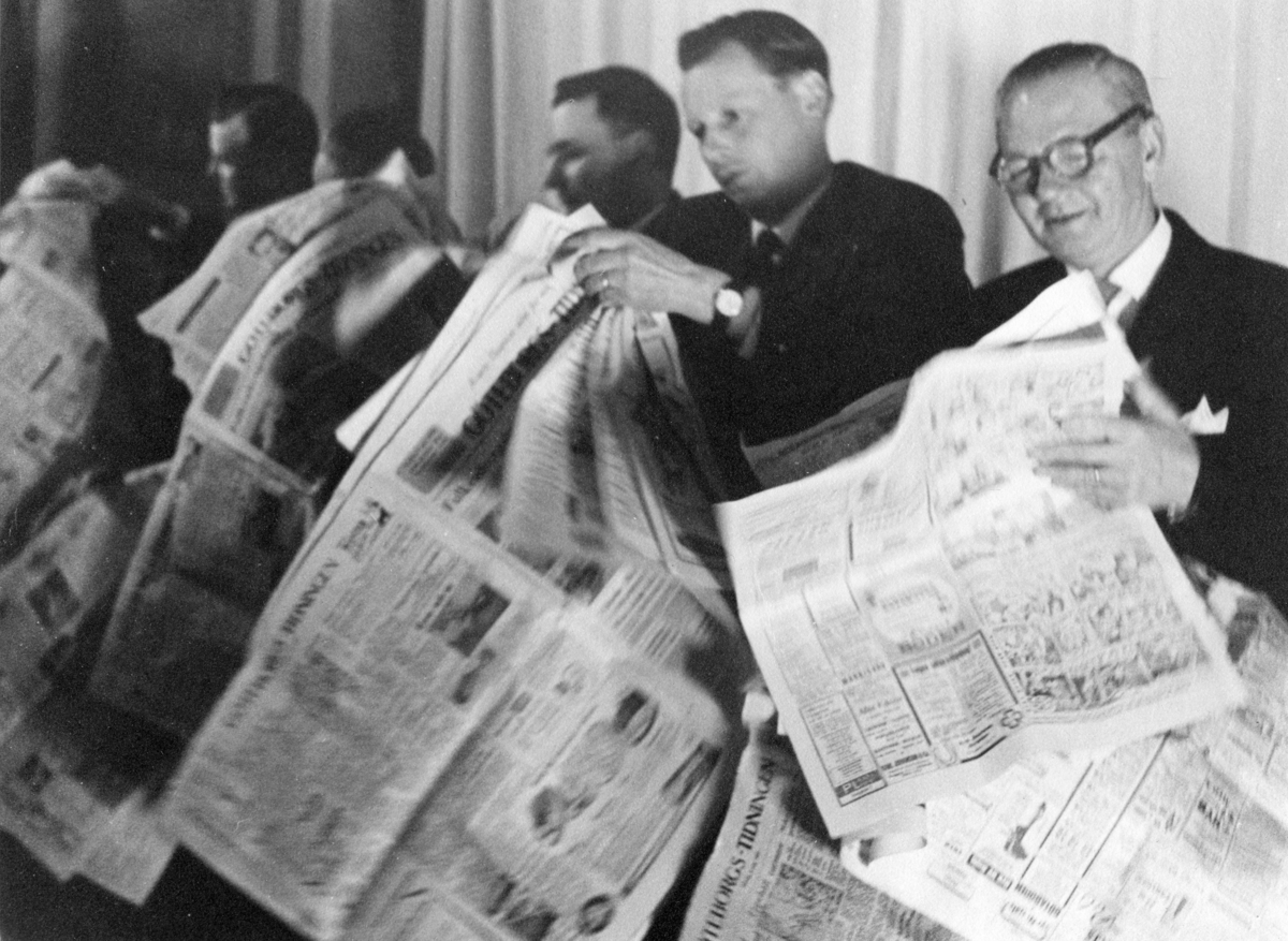 Henry Jansson, Einar Harald, Stig Fagerberg, William Tibell och Åke Wainnes? på personalfest på Papyrus, den 9/5-1958.