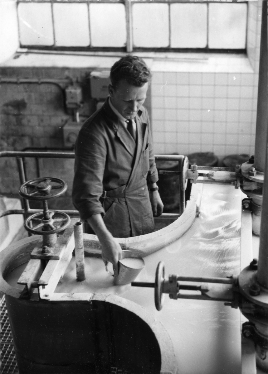 Reiftikontroll, malspads - och konertrotionsprov?? på Papyrus, den 15/11-1958.
En man arbetar vid en maskin. Bengt Lystrand.