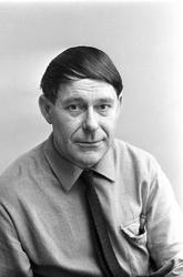 Portrett av Dagblad-journalist og forfatter Per Hansson.