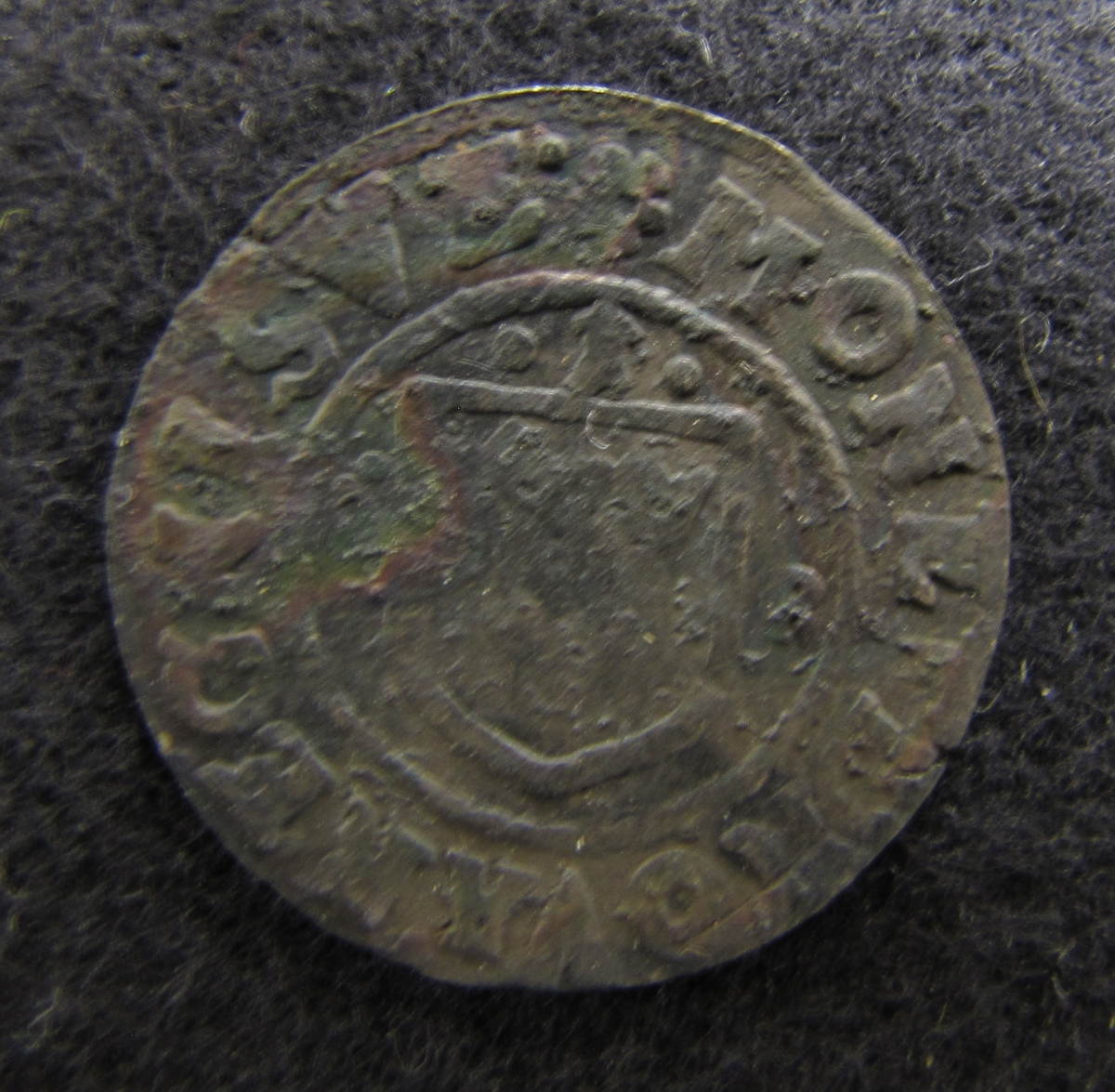 Mynt. Kristina, 1 öre, 1636, Silver.
 

Myntet från Brätte. Funnet tillsammans med mynten 27 530-27 582 inom stadsområdet vid Erik B. Lundbergs utgrävningar 1943.