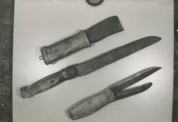 Et eldre gjenstandsfotografi av 3 fiskekniver fra Sunnmøre M