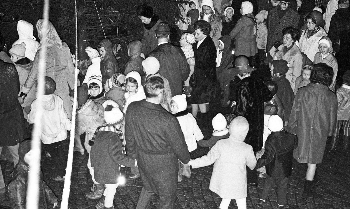Tenning av julegata og julegrana.  Større folkemengde samlet i krysset Haraldsgt. Torgbakken for å se på tenningen av juletreet og julegata.