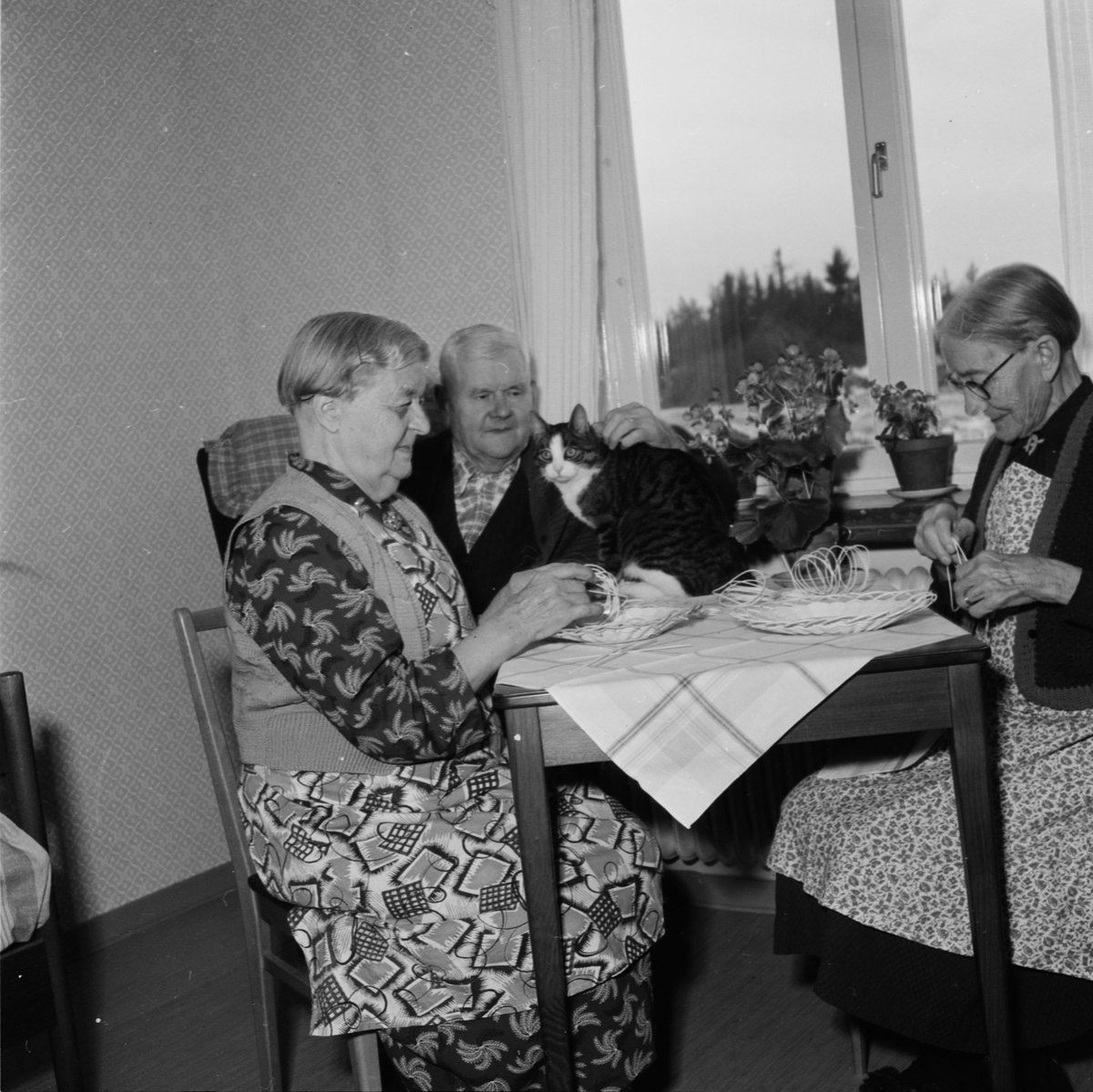Handarbetande kvinnor, Lillkyrka socken, Uppland