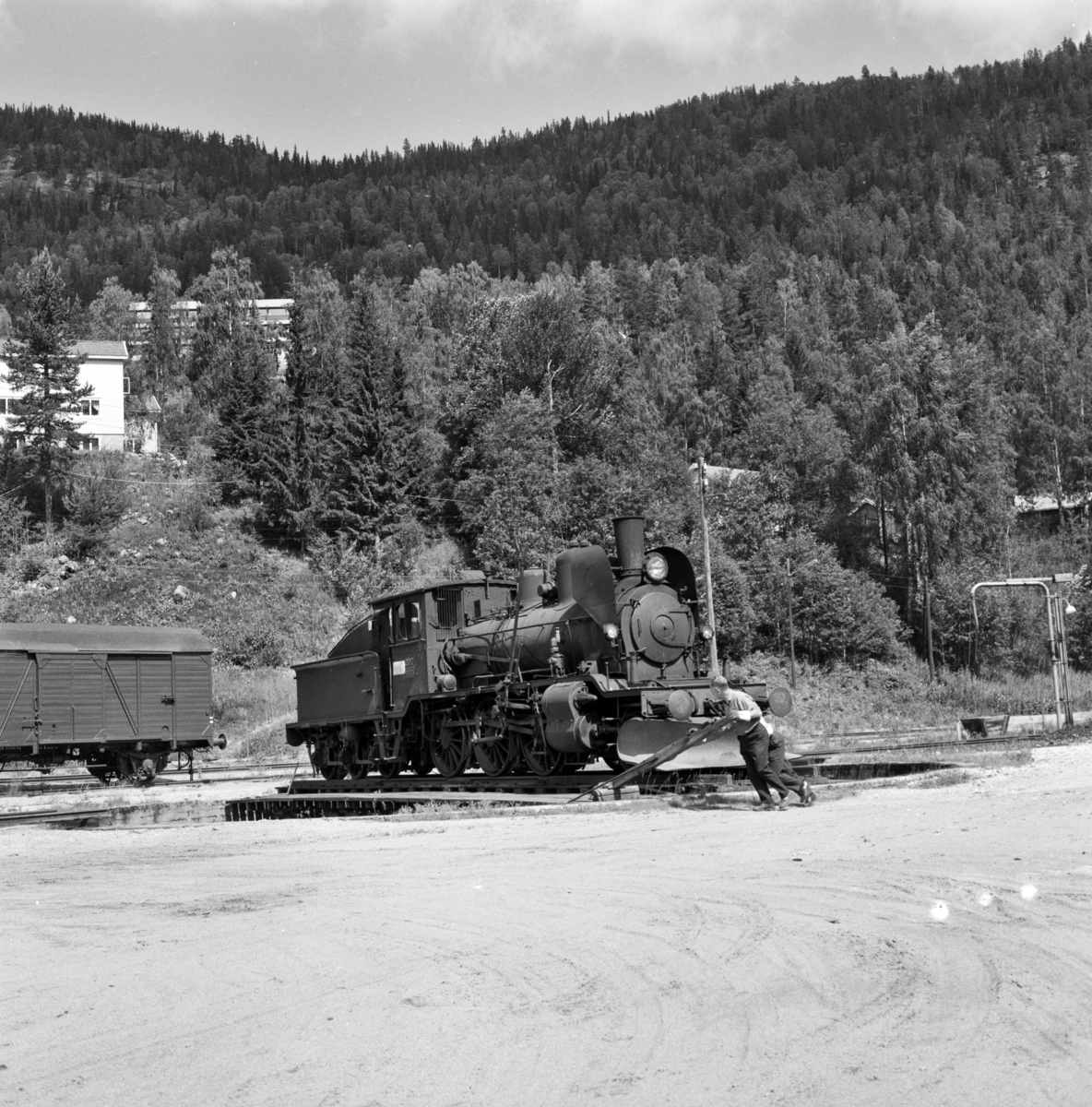 Damplokomotiv 21e nr. 207 snus på svingskiven på Rødberg. Lokomotivet har trukket godstog 5397 fra Kongsberg og skal returnere i godstog 5398.