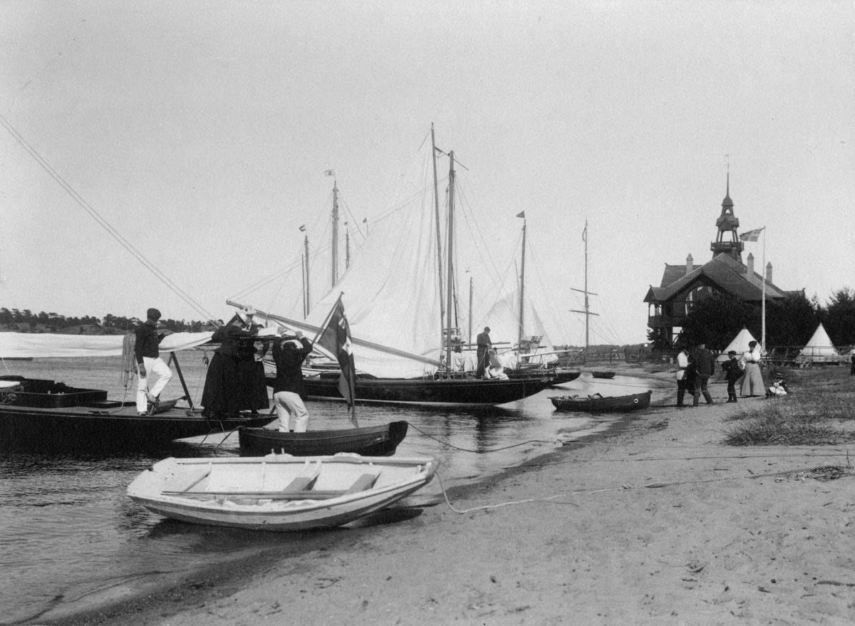 Båtar vid KSSS:s klubbhus i Sandhamn 1897