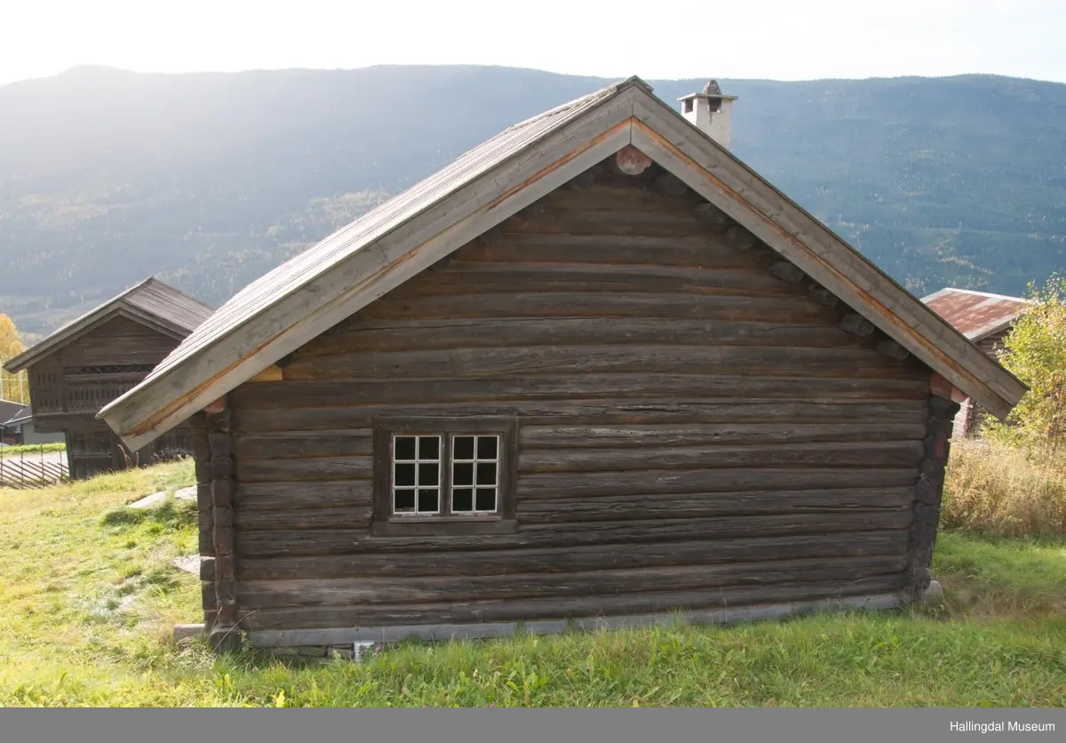 Det er en vanlig 3-roms stue, rommene blir kalt for stugu, kammers og kleve.  Inngangen går rett inn i stuerommet.