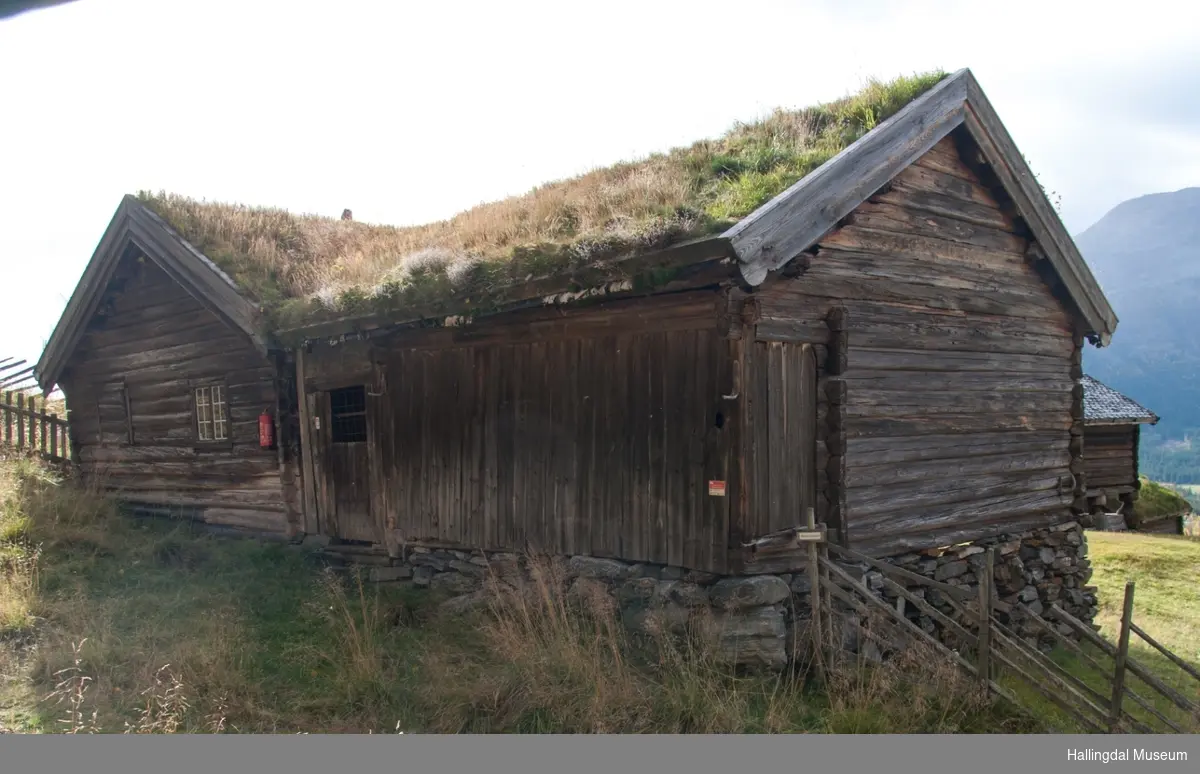 Stugu er liten og værbitt.  Her levde jevnt over tre generasjoner.  Det er en vanlig 3-roms stue.  Rommene blir kalt stugu, kammers og kleve.  Inngangen er derimot noe uvanlig fordi det er bygd inntil ei matbu med en åpen gang mellom denne og stugu.  Det er to inngangsdører, ei til stugu og ei til kleven.  Kårfolka bodde i kleven.