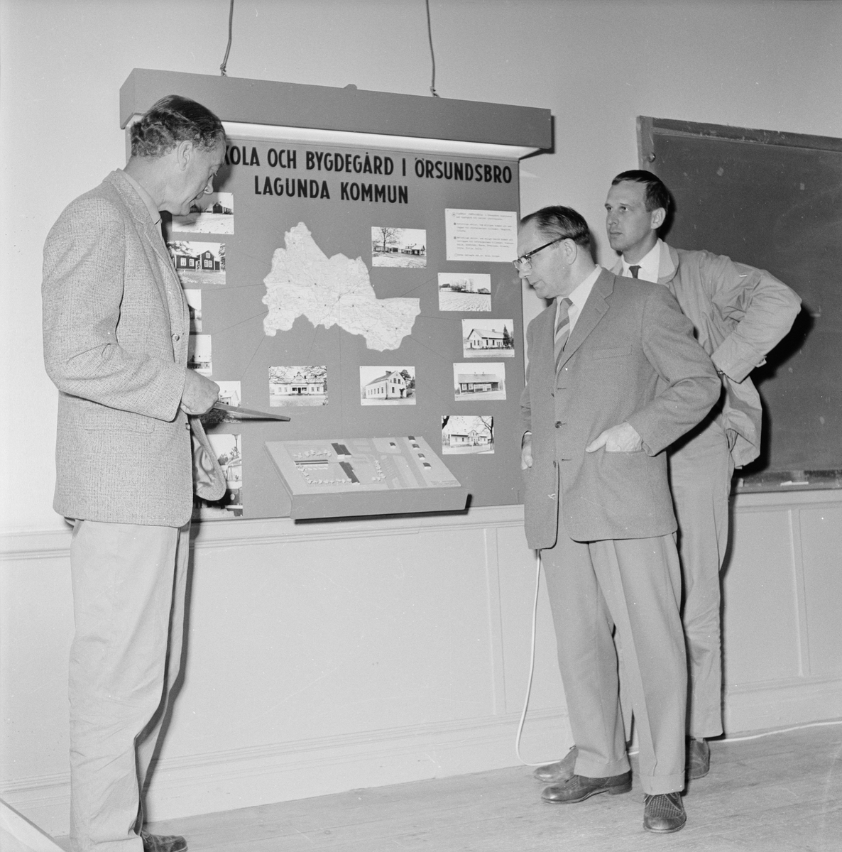 Män vid informationstavla, Gunnar Hübinette, Bernhard Söderby och sannolikt Hans Martell, Uppland 1961