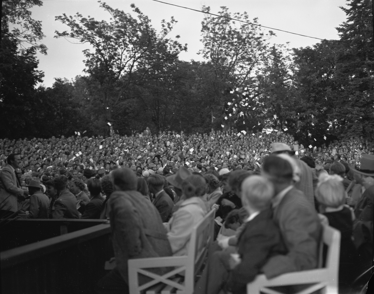 Vardens arkiv. "Sommerfuglen i Brekkeparken" 25.07.1953