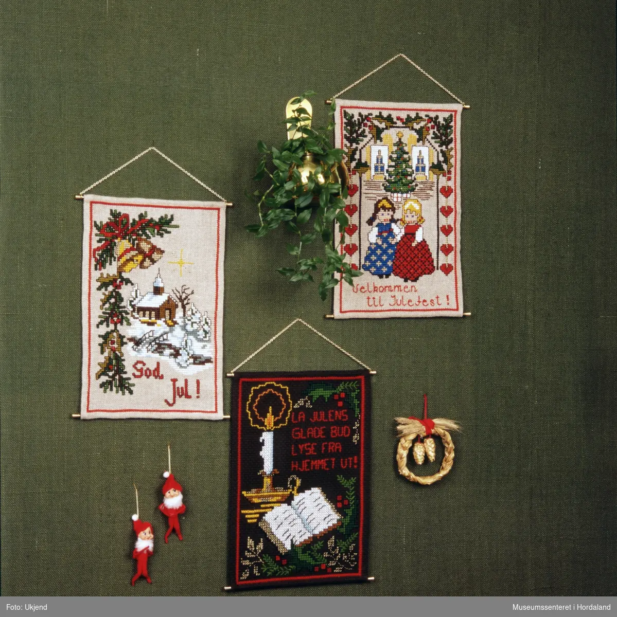 Reklamefoto av tre broderte julebilete av Design Gunnar P. Mønsterdesign: Eva Kristine Veidal