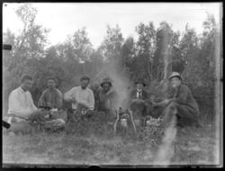 Matpause med bål ved LuossanjÃ¡rga i Tana, sommeren 1901