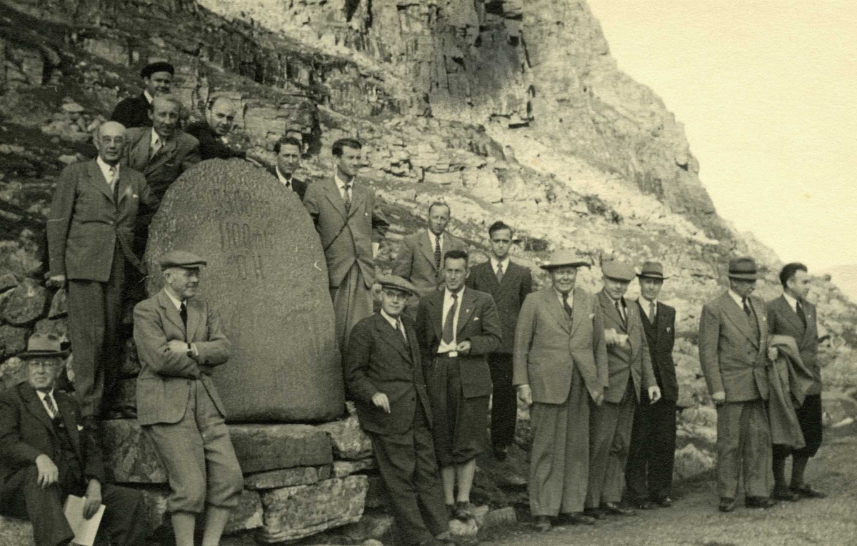 Jernbanekommisjonen av 1949s befaring. Ved Dyrskard. å steinen står:...... 1100m O. H.