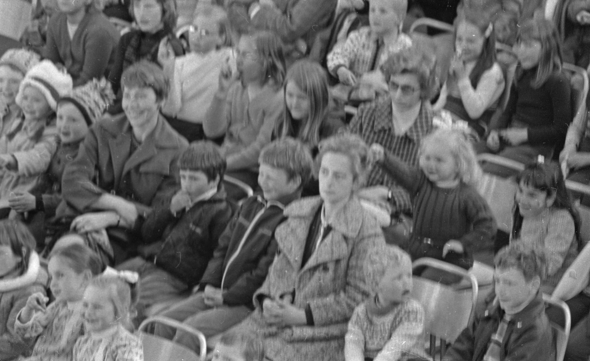 Barneteater i Aulaen.