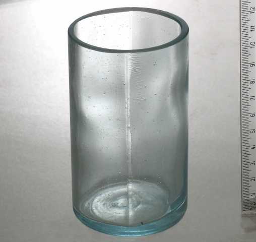 Kjøkkenglass. Rett sylindrisk glass, lys blågrønt gods, laget av flaske. Bunn svakt buet.