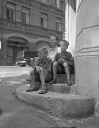 Vardens arkiv. "To gutter som var hos Redaktøren" 25.07.1953