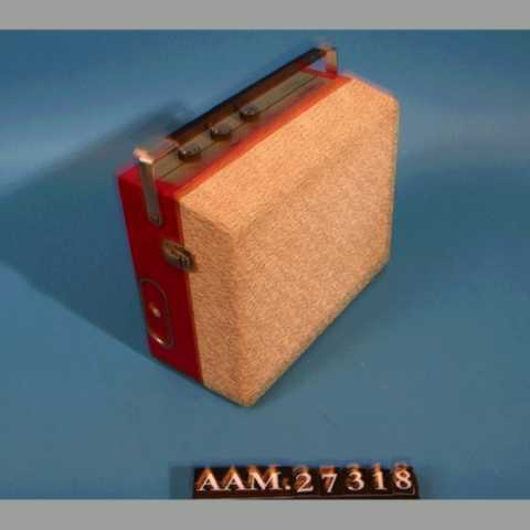DELER: a) platespiller  b) single-plate Platespilleren er montert i en kasse av kryssfiner, med tre betjeningsknotter, bærehåndtak, ledning til lysnett. I lokket er høytaleren montert. Kryssfinerkassen er tapetser med vinyltapet.