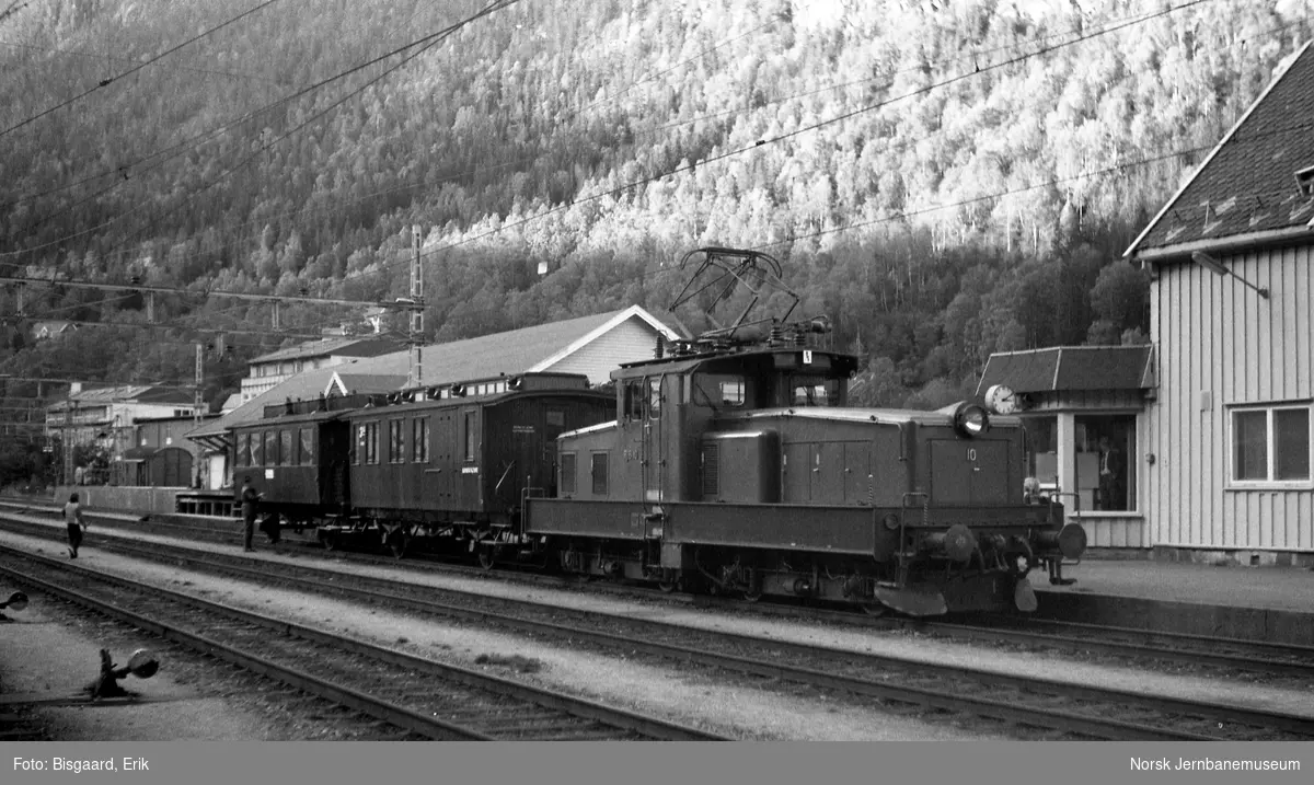 Rjukanbanens elektriske lokomotiv nr. 10 med ekstratog for Norsk Jernbaneklubb på Rjukan stasjon
