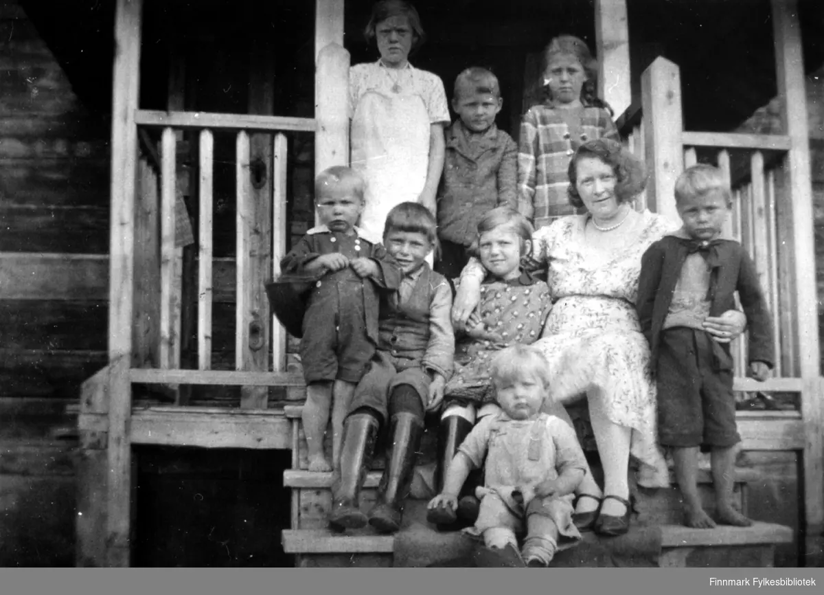 Gruppebilde på trappa til Neiden fjellstue, 1932, tante Arntine var på besøk