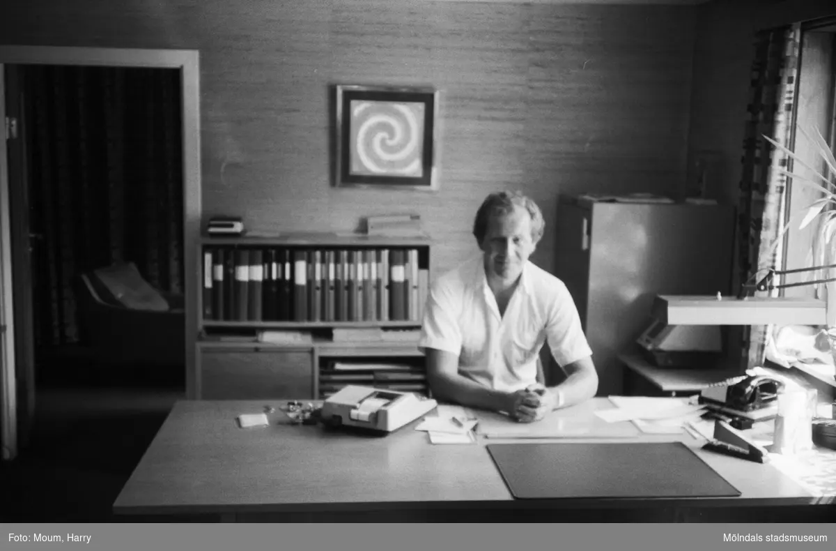 Klas Kjellberg sitter vid sitt skrivbord i Kålleredsbussarnas kontorsbyggnad vid Gamla Riksvägen i Kållereds centrum år 1983.