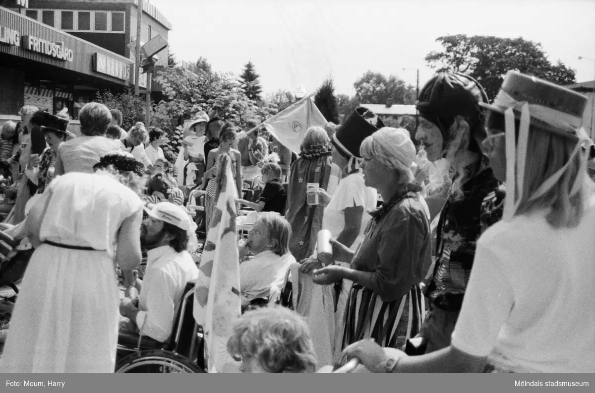 Karneval i Kållered, år 1983. Festligheter i centrum.

För mer information om bilden se under tilläggsinformation.