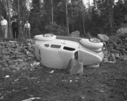 Vardens arkiv. "Bil utfor vegen mot årøsvingen. Dårlig veisk