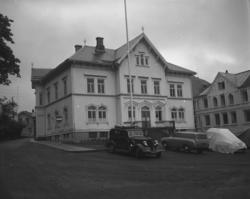 Vardens arkiv. "Bjørnsgården i Kragerø" 14.07.1953
Bilene f