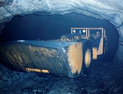 Odd Aasløkk kjører en Schopf lastemaskin i gruva. Denne ble 