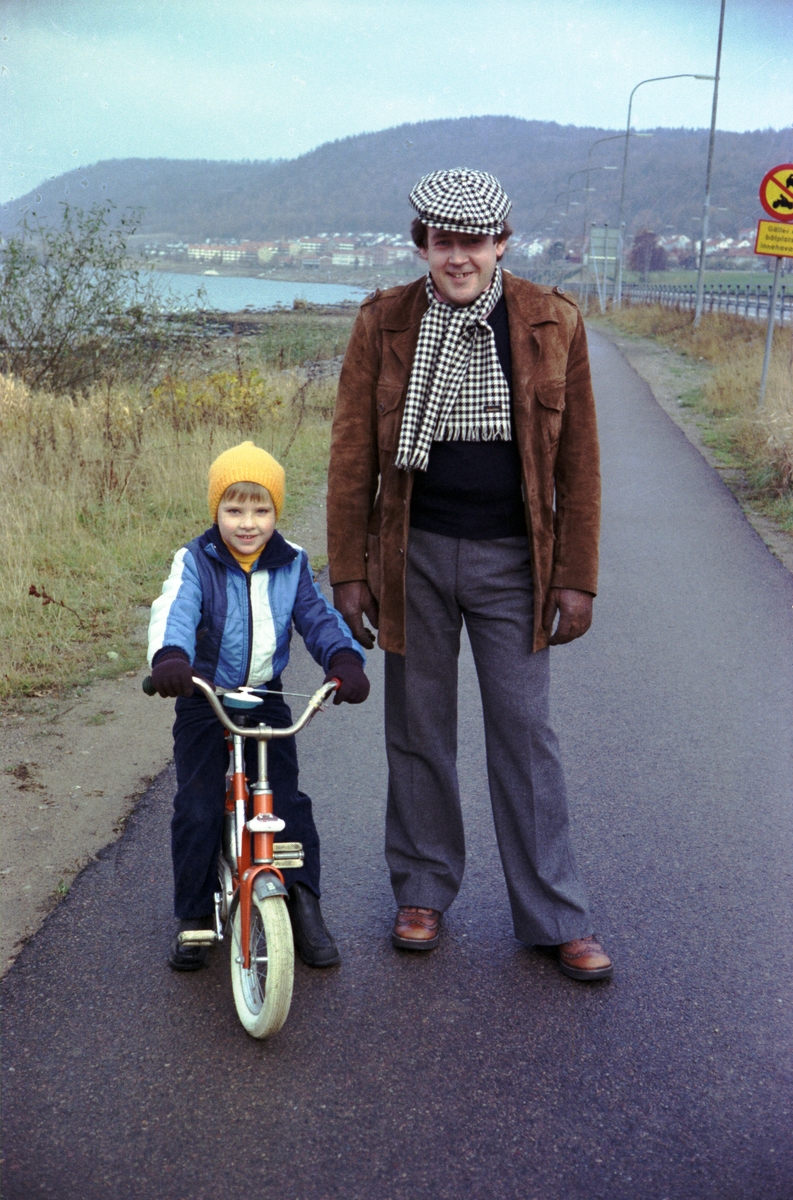 Bernt Bolmelid och hans son Fredrik på cykel, tar en promenad utmed Vätterstranden vid hamnen i Huskvarna.
