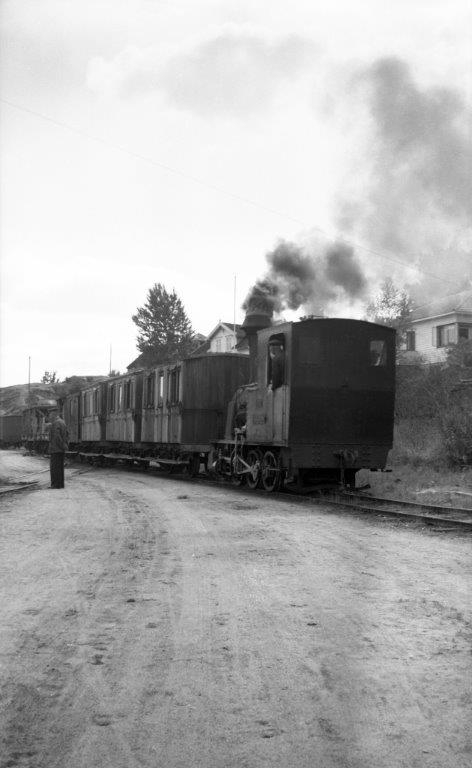 Blandet tog trukket av damplokomotiv nr. 2 Flaksvand på Lillesand stasjon på Lillesand-Flaksvandbanen.