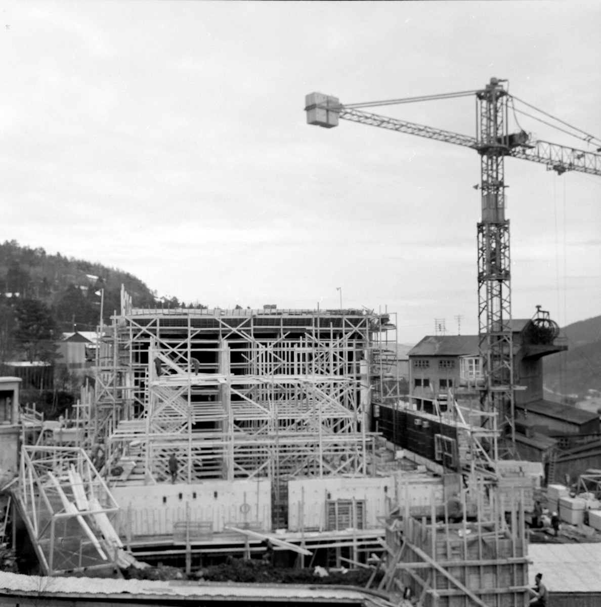 Bygging av knuseri i anlegget ved Løkken