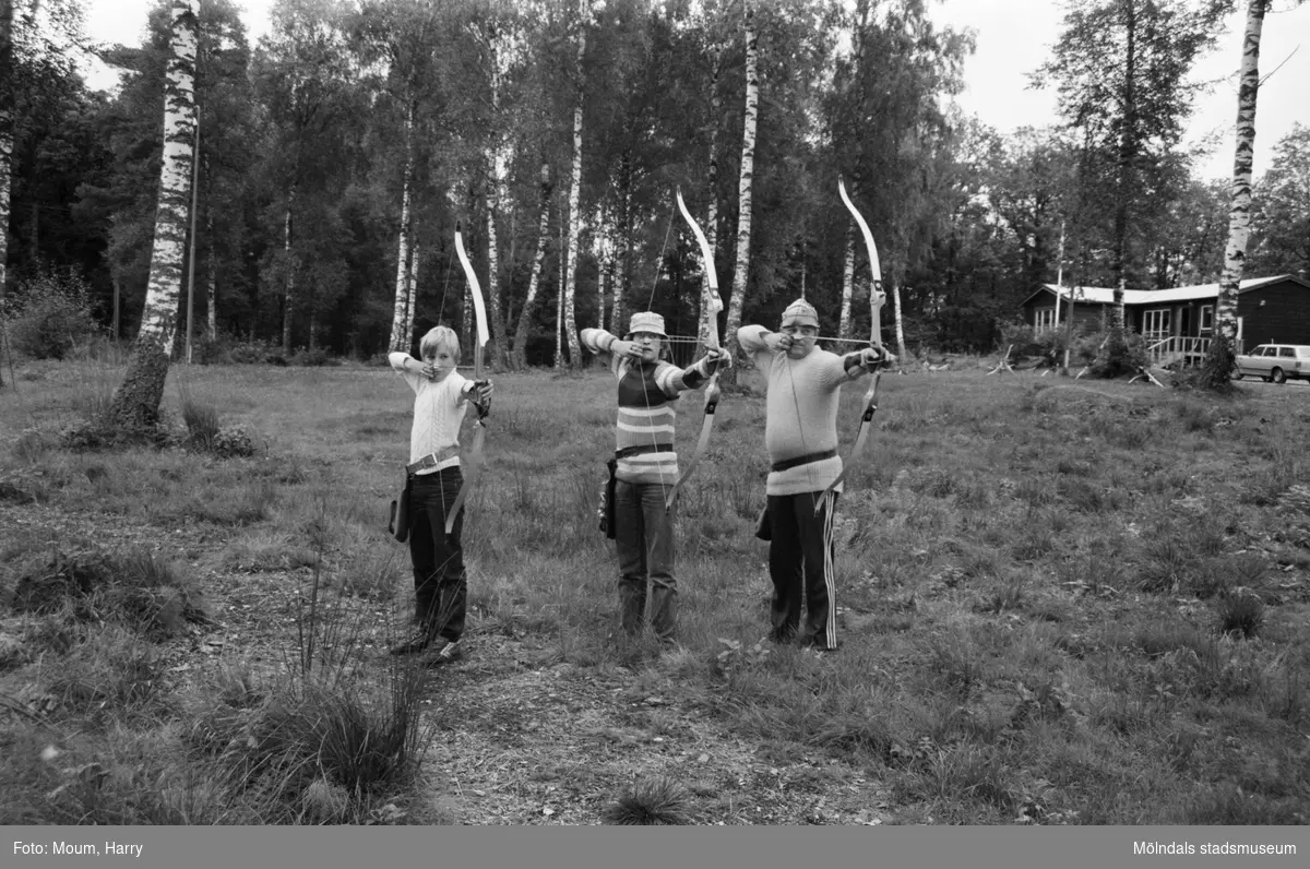 Bågskyttar i Lindome bågskytteklubb, år 1983. Pappa Jan-Erik Lundin (längst t h) koncentrerar sig mot skjutmålet ihop med sönerna Mikael, 12, och (i mitten) Morgan, 14.

För mer information om bilden se under tilläggsinformation.