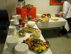 En kokk pynter dessertbordet på første juledag.