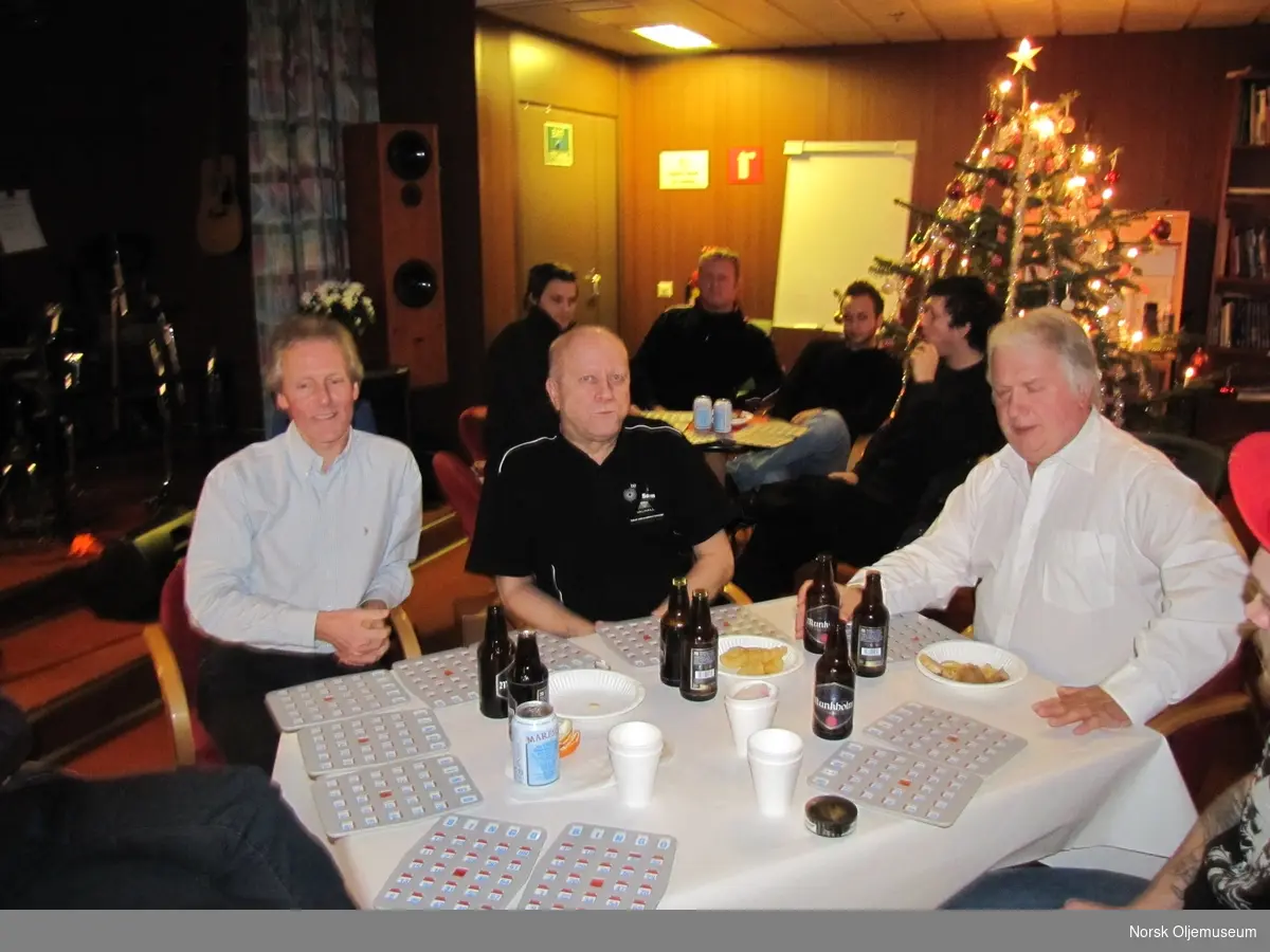 Julefeiring på Valhall - Noen menn koser seg med alkoholfri øl, chips og bingo i kinosalen på Valhallfeltet.