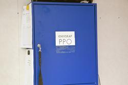 "Farlig redskap", slik som f.eks. kniver har eget skap i kon