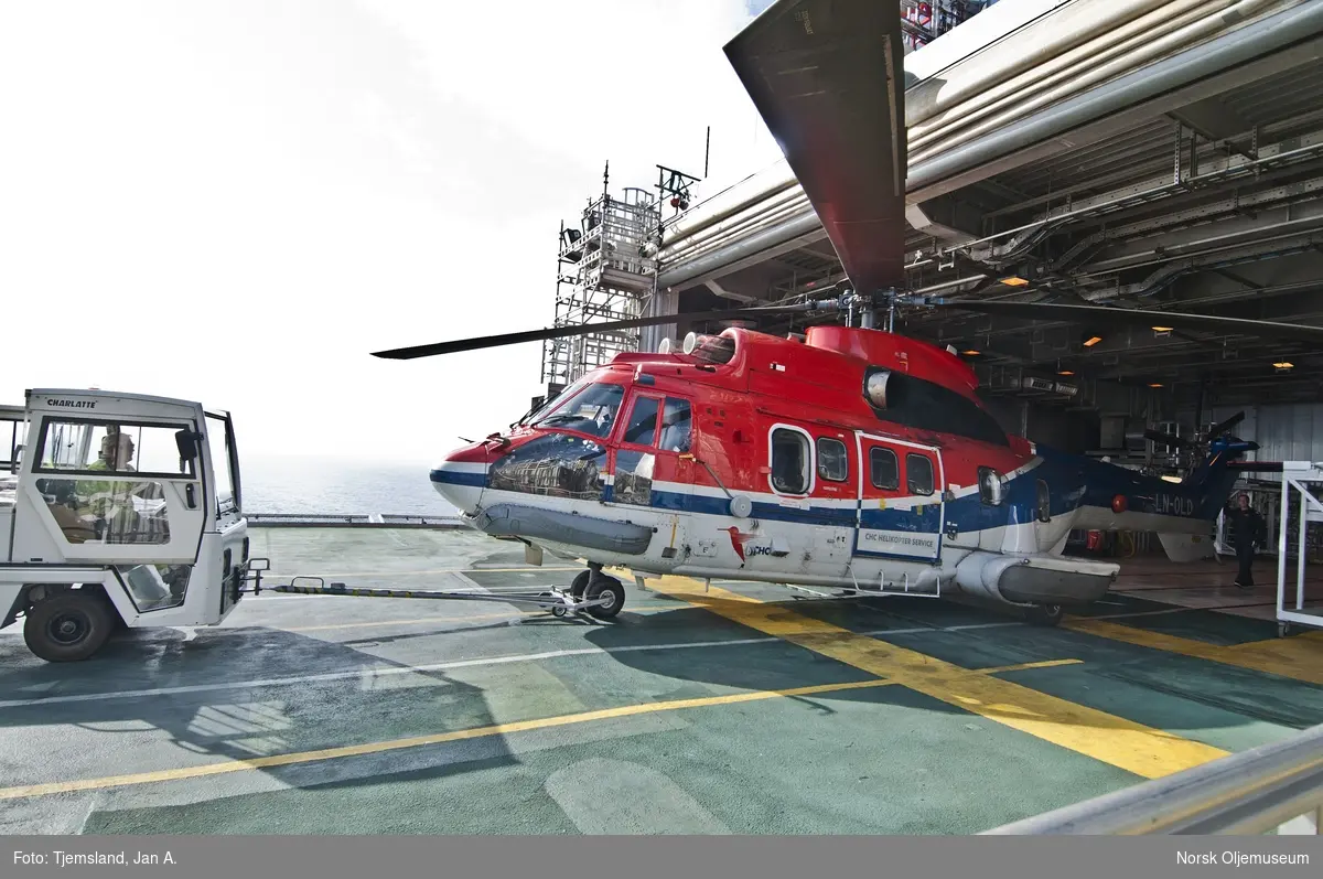 Helikopter av typen Super Puma fra CHC Helikopter Service slepes ut av hangaren  på Valhall PH.  Dette helikopteret ble brukt i shutteltrafikk i området frem til 2014 da Bristow Helicopters overtok denne tjenesten.