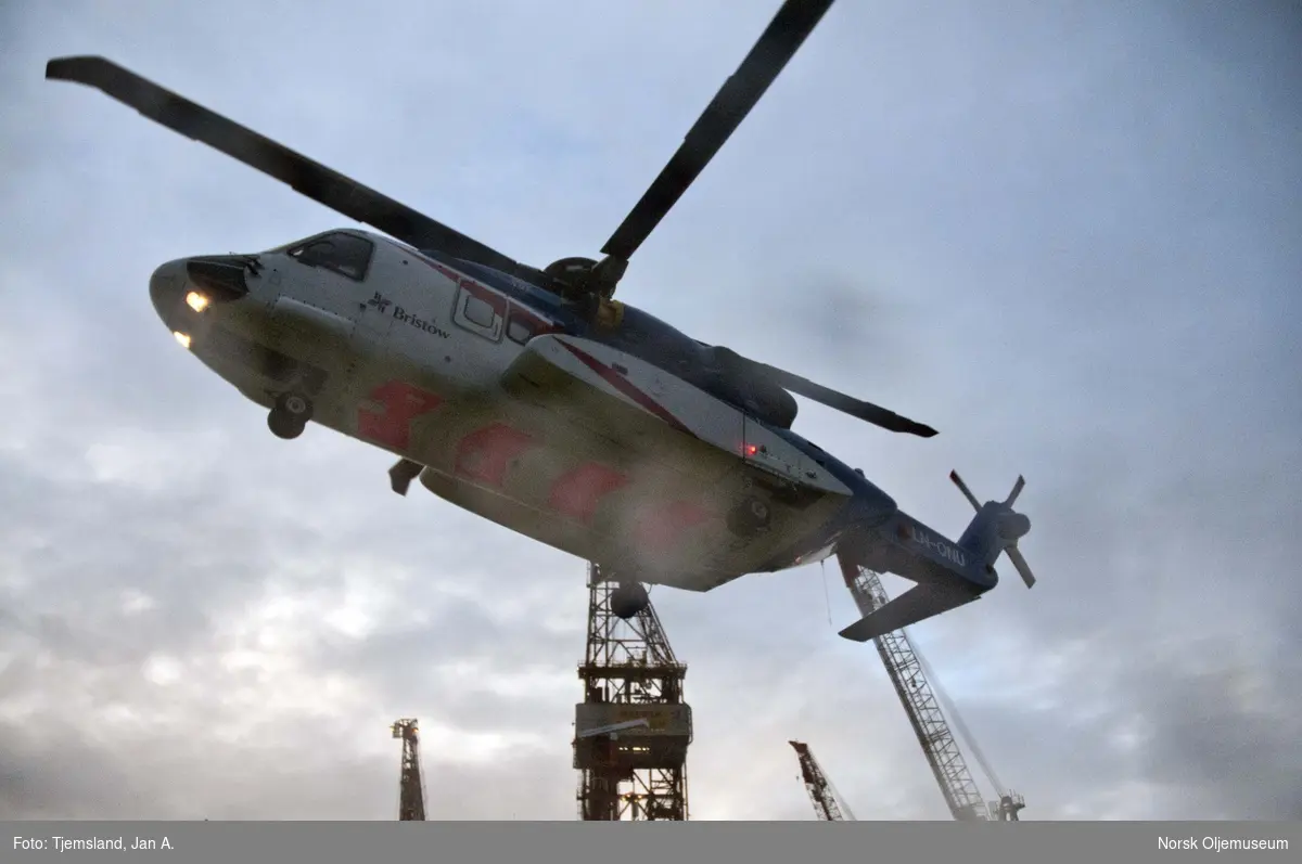 Helikopter av typen Sikorsky S-92 fra Bristow Helicopters er i ferd med å ta av fra Valhall QP for retur inn til helikopterterminalen på Sola flyplass.