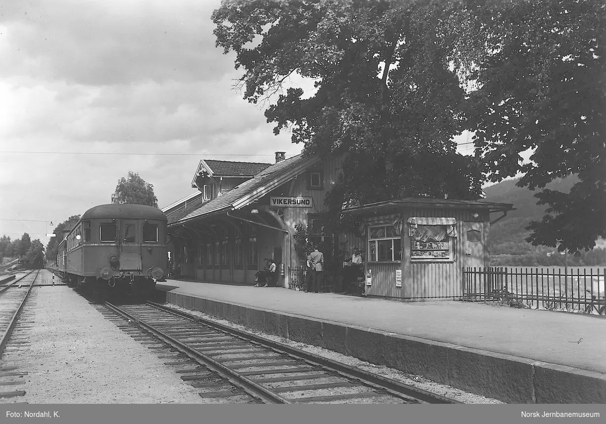 Vikersund stasjon med motorvogntog av type 86