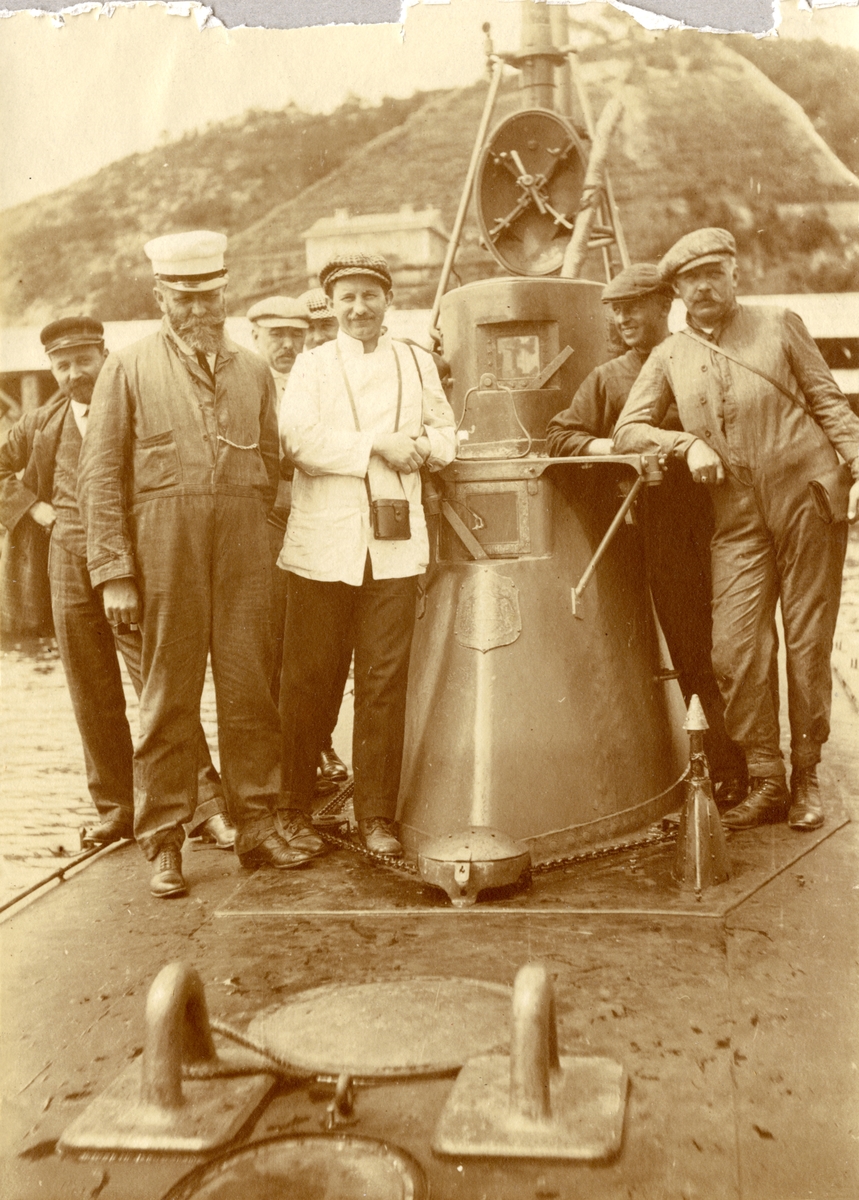Varvspersonal ombord ubåten HVALEN.