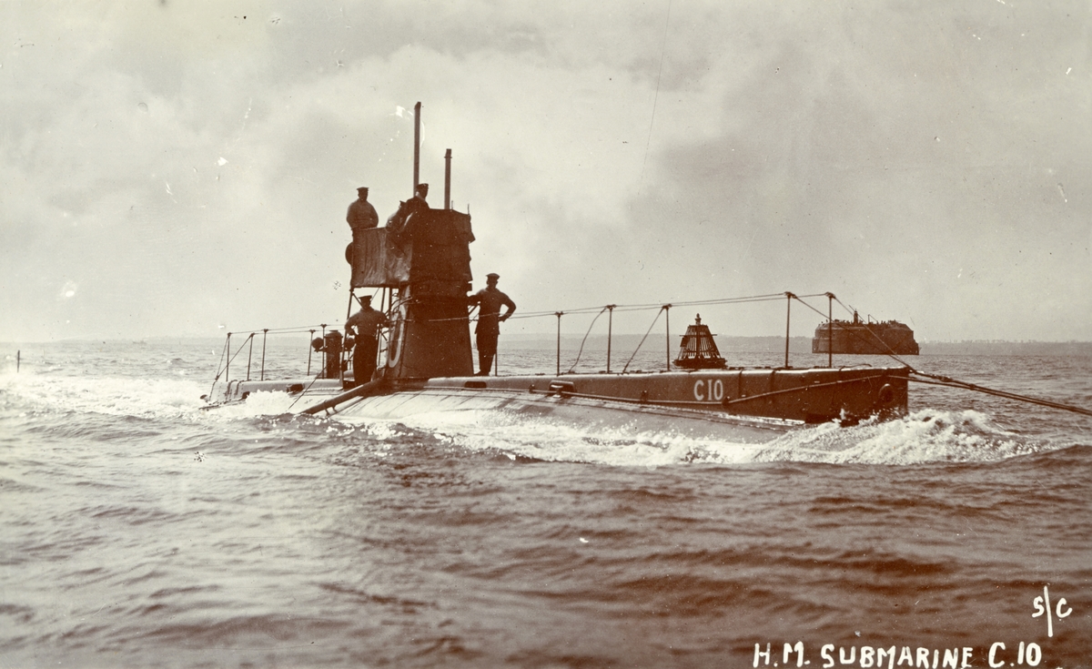 Brittiska ubåten C10.  Bakom ubåten syns Spitbank Fort i Spithead vid inloppet till Portsmouth.