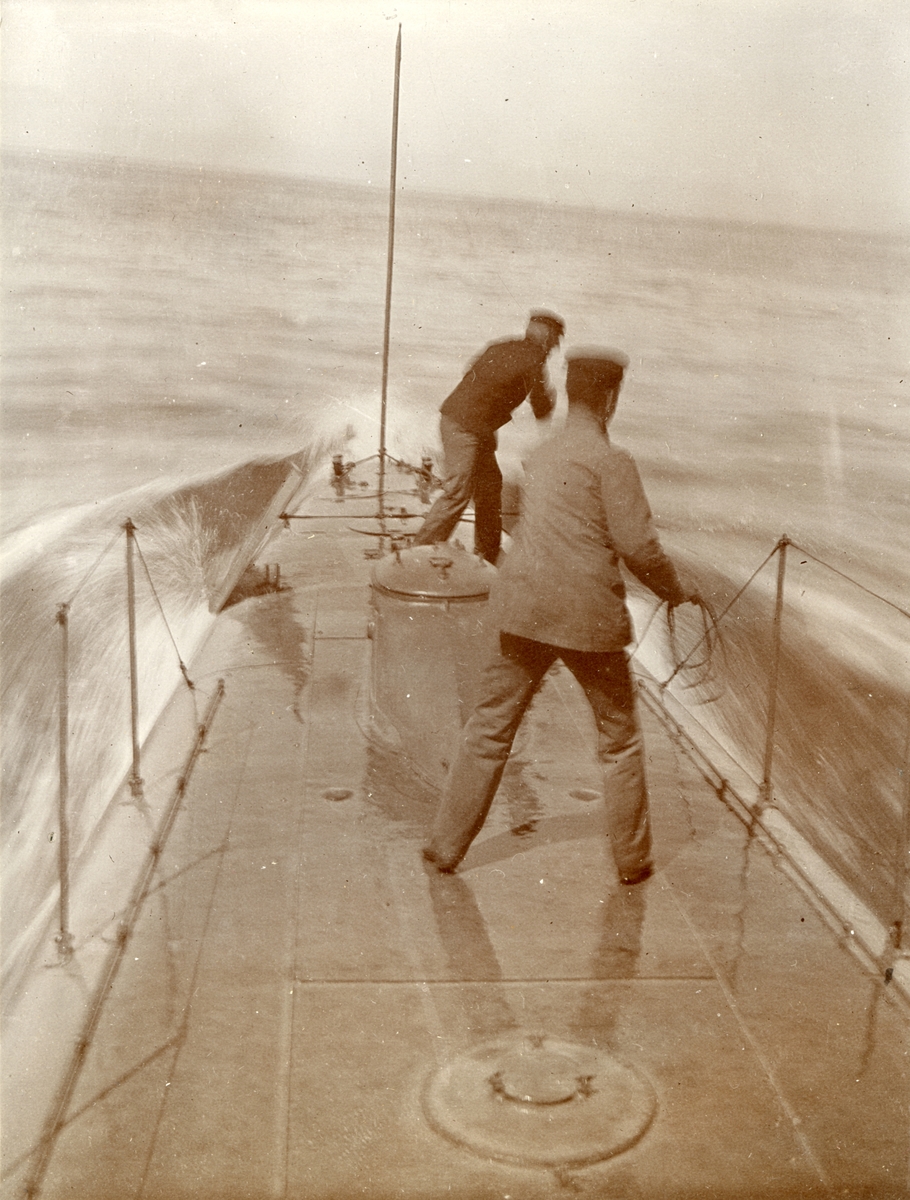 Arbete på backen ombord ubåten HVALEN.