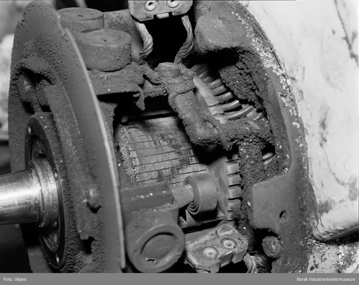 Brannsår på kommuntator for pumpemotor til sugevogn, i B 104. Med ankeret montert.