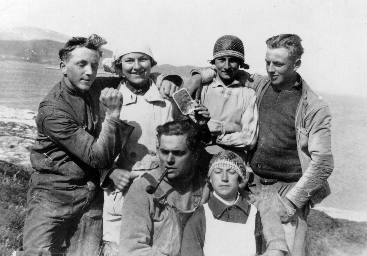 Gruppebilde av klippfiskarbeidere på Gressholman.